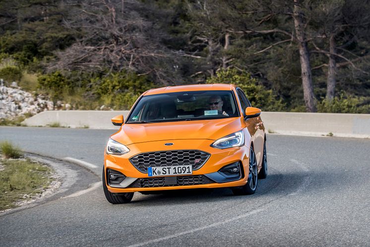 FORD_2019_FOCUS_ST_Orange_Fury_29