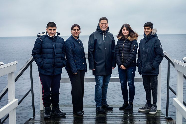 Johan Glennmo, CEO of Danir, together with Young Sea Ambassadors.