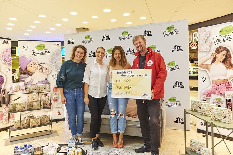 dm-drogerie markt spendete 1500 Euro an die Tierschutzorganisation VIER PFOTEN