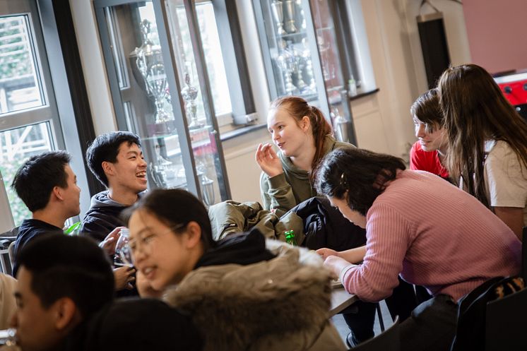 Som en skole med internationalt udsyn, så er det vigtigt at eleverne på Tradiums HHX ikke blot kommer ud i verden, men at verden også kommer til Randers. Derfor er der ofte besøg af samarbejdsskoler fra andre lande, såsom Kina.