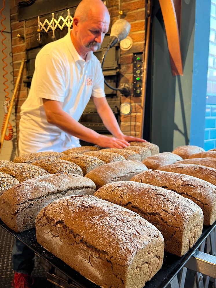 In Oskars Backfabrik entsteht Holzofenbrot und in der Weihnachtszeit auch Rosinen- und Mandelstollen. gebacken wird auch an Sonn-&Feiertagen_Foto Oskarshausen