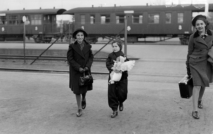 Judiska flickor på Göteborgs centralstation 1939. Från utställningen Jag kom ensam- Judiska flyktingbarn i Sverige
