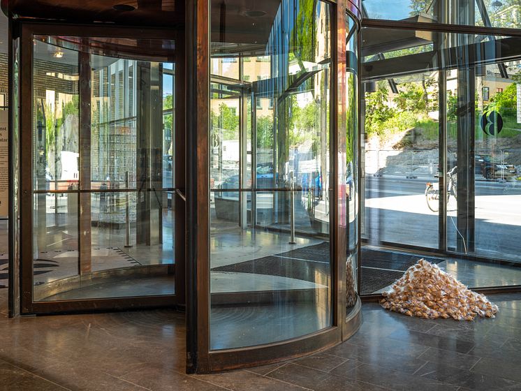 Félix González-Torres, Untitled (Fortune Cookie Corner), 1990. installation view