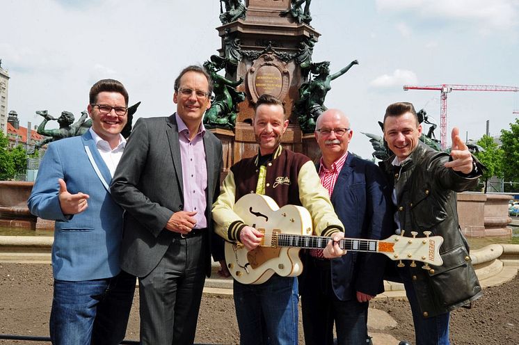 Sie freuen sich auf das „Leipziger Stadtfest 2017“: Leipzigs beliebte Band „Firebirds“ sowie Volker Bremer (LTM GmbH, 2. v.l.) und Bernd Hochmuth (Stadtfest-Gesamtorganisator (2. v.r.)