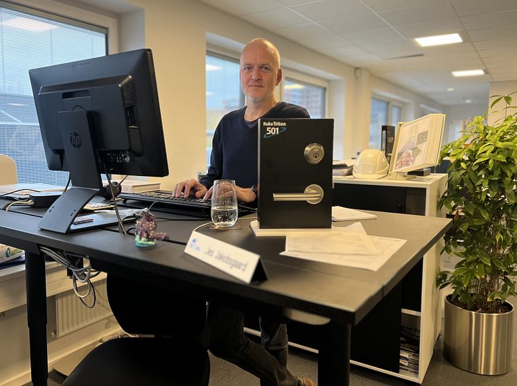 Jes arbejder som intern konsulent i projektsalg i Carl Ras