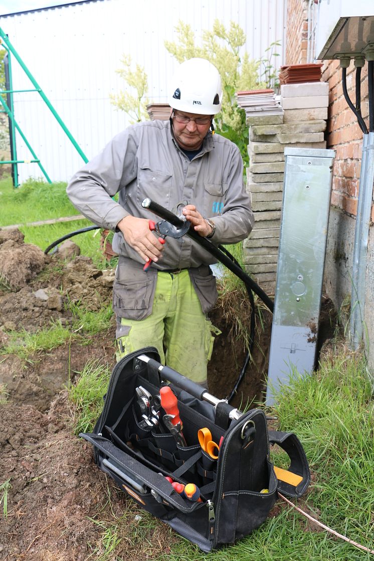 Här pågår arbete med att byta ett elskåp för E.ON Elnät