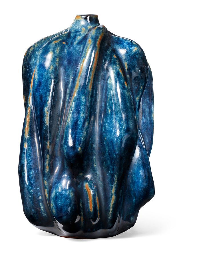 Axel Salto- Vase af stentøj modelleret med smal munding. Dekoreret med Blåmusling glasur. H. 23,2.