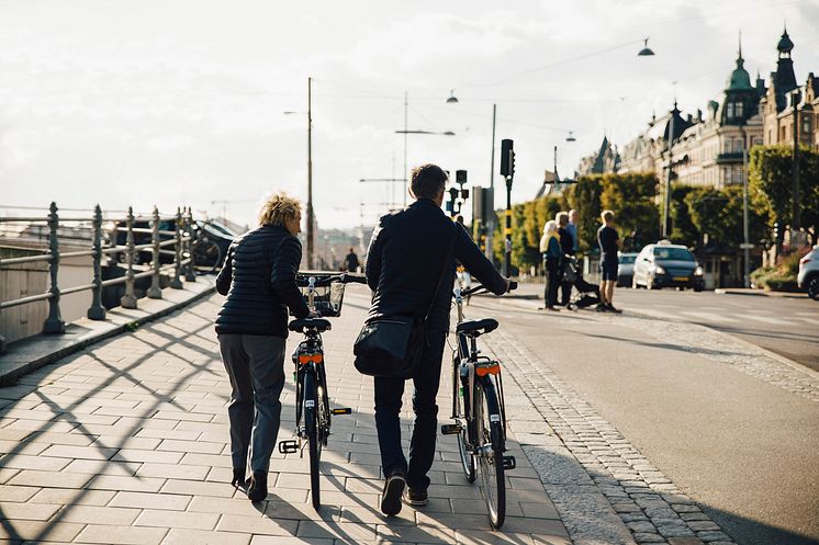 DEST_SWEDEN_STOCKHOLM_BICYCLE_PEOPLE_COOUPLE_WALKING_GettyImages-904531338_Universal_Within usage period_87252 (1)