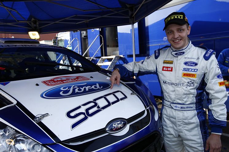 En stolt Mikko Hirvonen visar upp sin nya Fiesta S2000 - bild 5