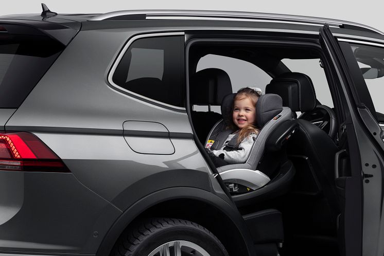 Ett barn bör sitta bakåtvänd i en bilbarnstol fram till minst fyra års ålder