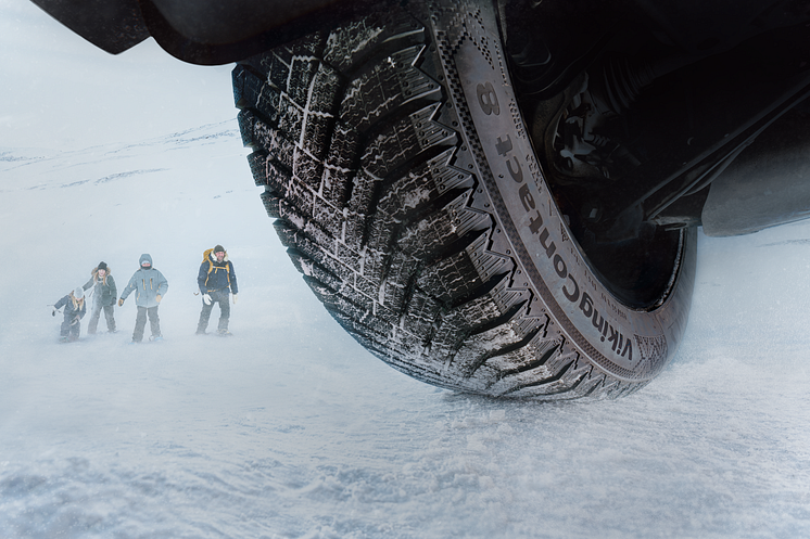 VC8_Snowshoeing - Main Shot. Product..png