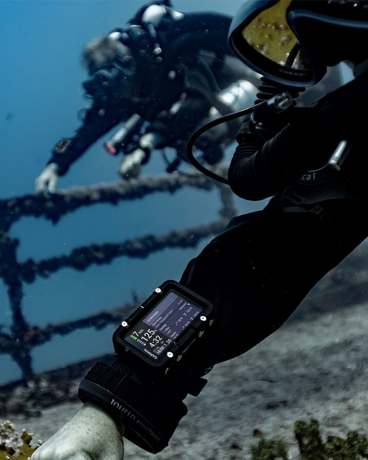 Garmin Descent X50i, in water.jpg
