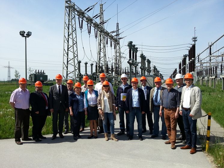 Foto: Bürgermeisterinnen und Bürgermeister des Landkreises Deggendorf mit den Vertretern des Bayernwerks vor dem Umspannwerk in Plattling.