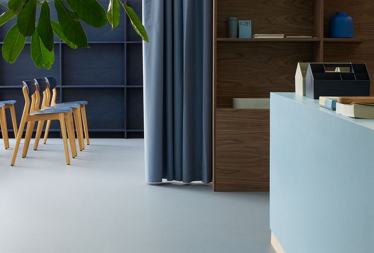 Medium-Marmoleum cocoa 3586 indigo milk