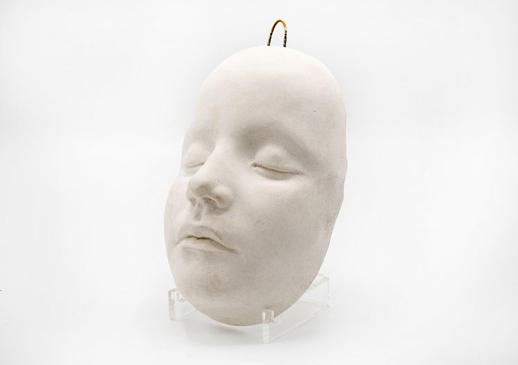 Dödsmask av pojke från 1869 ur Nordiska museets samlingar.