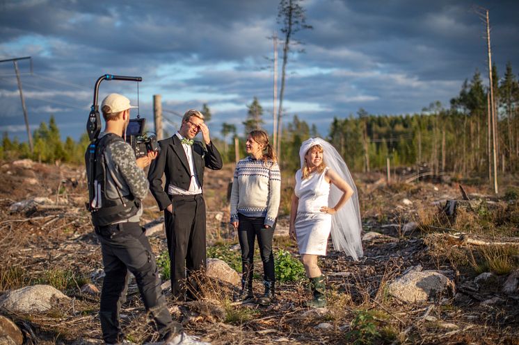 Historikern Anna Sténs vid Umeå universitet guidar ett brudpar som provar olika skogsmiljöer för sitt bröllopsfoto.