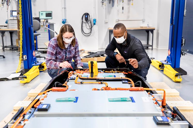 Battery Benchmarking and Test Laboratory i Allen Park, Michigan