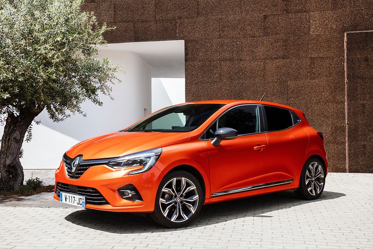 21227128_2019_-_New_Renault_CLIO_test_drive_in_Portugal