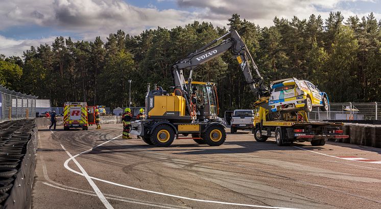 Volvo EWR150E i arbete med den nya bärgningsplattan