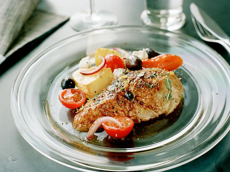 Helgrillad kyckling med citron och timjan, rostade grönsaker med tomat, fetaost och oliver