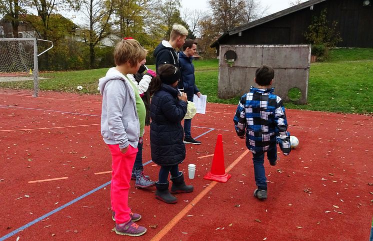 Bayernwerk-Azubis organisierten Miniolympiade im Caritas-Kinderdorf