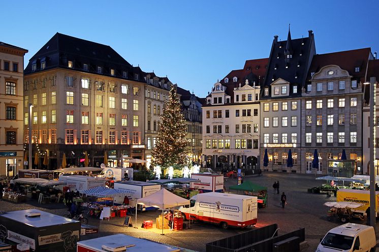 Leipzig: Wochenmarkt mit Weihnachtsbaum
