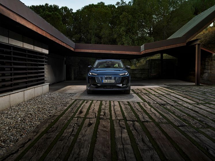 Audi Q6 e-tron (Plasmablå metallak)