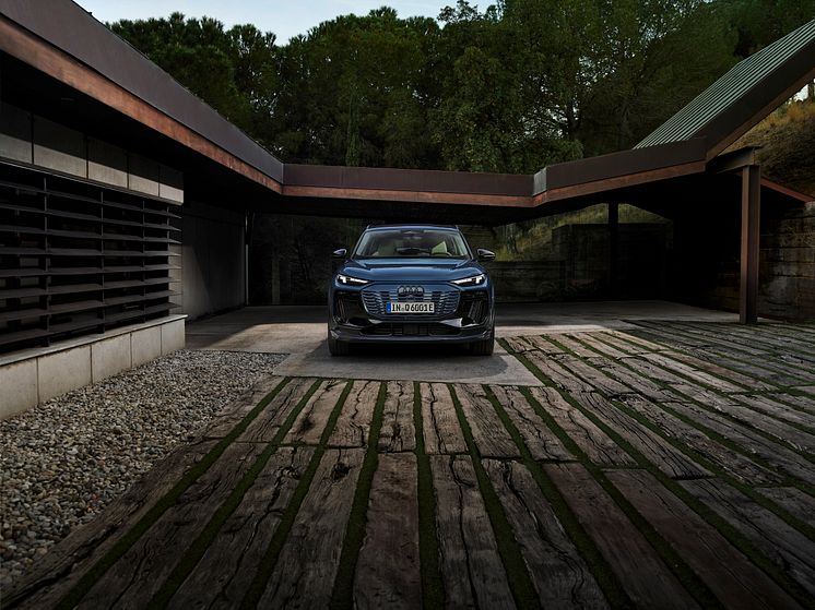 Audi Q6 e-tron quattro (Plasmablå metallak)