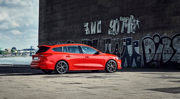 2019FordFocus_ST-Wagon_6