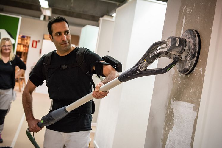 Hamid demonstrerer hvordan et exoskelet kan hjælpe håndværkere med de tunge løft.