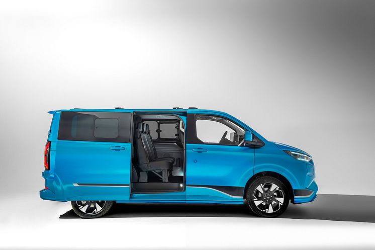 Ford E-Transit Custom Sport Digital AquaBlue (1)