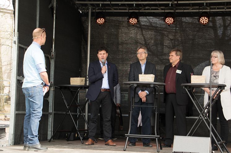 Peter Olofsson, landstingsråd (S) och Björn Jonsson, ordförande för föreningen Hjältarnas hus i samspråk på scenen.