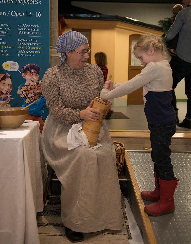 Smörkärning med museipedagog Christina Araskog-Toll, foto: Peter Segemark, Nordiska museet