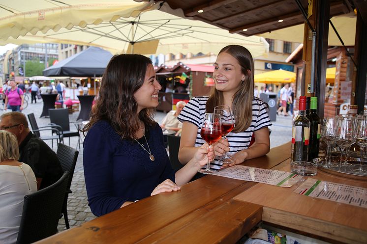 Anstoßen beim Weinfest Leipzig