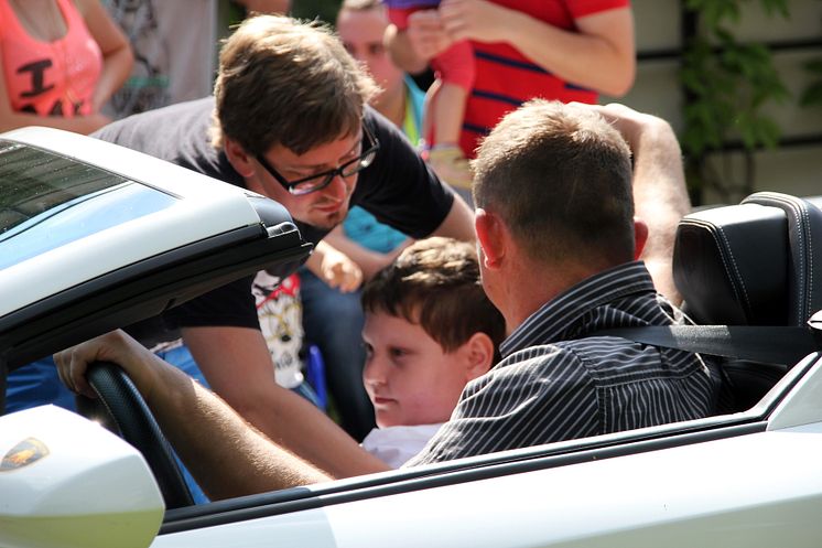 Ein aufregender Nachmittag im Bärenherz: Kinder mit Dr. Schuh im Lamborghini unterwegs