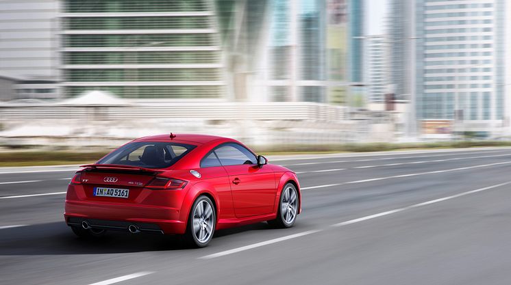 Audi TT Coupé (tangorød) dynamisk bagfra