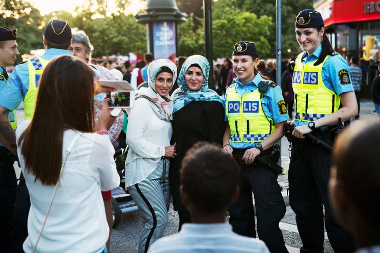 Poliser och festivalbesökare under Malmöfestivalen.
