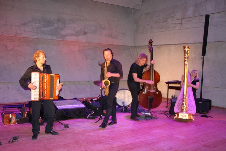 Foto: Mit Ihren ausgefallenen Interpretationen begeisterte das Quartett Quadro Nuevo das Publikum auf der Bühne des modernen Konzerthauses Blaibach.