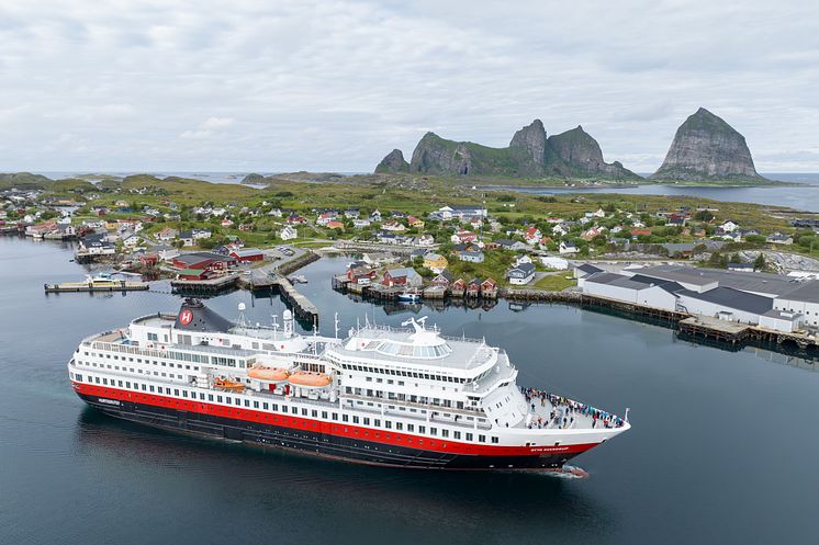 2024.06.12 - Otto Sverdrup, Træna, drone - 07 - Espen Mills - Hurtigruten.jpg