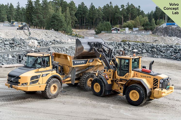 Volvo hjullastare L120 och en ramstyrd dumper A25F med teknik för självgående arbete. 