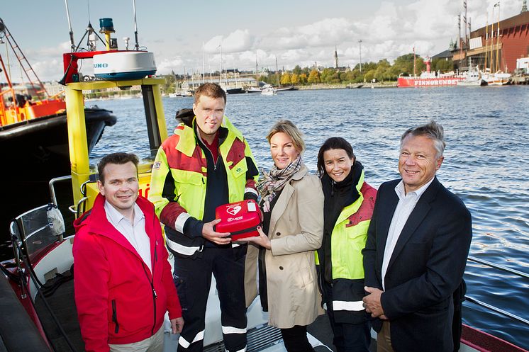 Hjärt-Lungfonden delar ut hjärtstartare till Sjöräddningssällskapet.