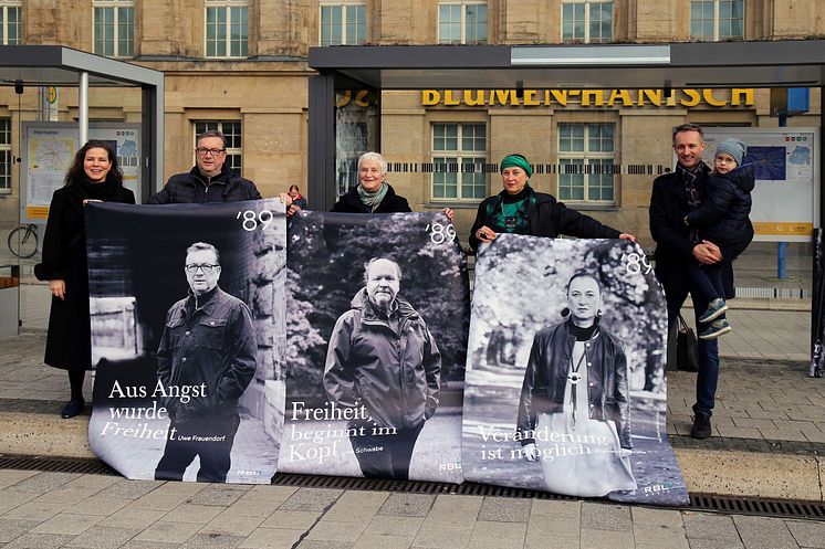 Die Beteiligten zeigen die ersten Plakate (v.l.): Dr. Nathalia Raue, Uwe Frauendorf, Karin Wieckhorst, Cornelia Matzke und Daniel Lange (RBL Media GmbH) mit Tochter Florentina - Foto: Andreas Schmidt