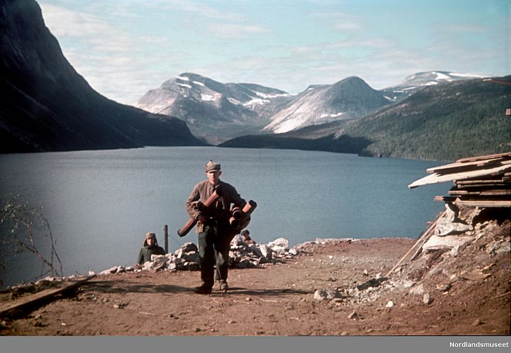 Rundt 17000 tvangsarbeidere omkom i Norge under 2. verdenskrig. Her er fra Sildhopvann, i forbindelse med byggingen av Nordlandsbanen.