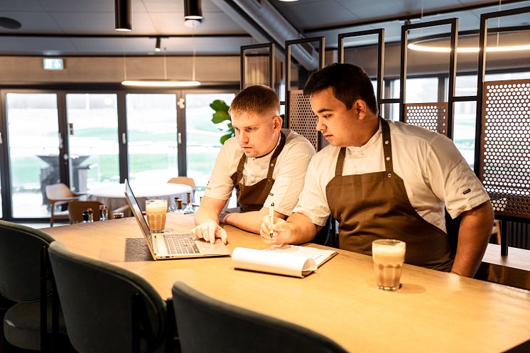 Nicolai og Lasse har ansvaret for menuerne, som de jævnligt skifter