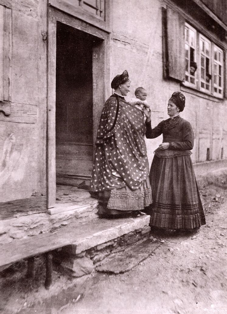 Besuch der Nachbarin, Thüringen 1890 - Foto: Junghanss und Koritzer