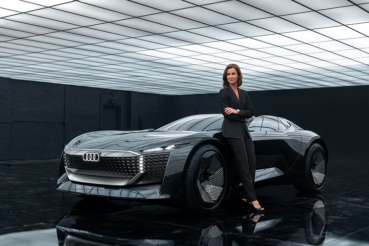 Hildegard Wortmann, direktionsmedlem for salg og marketing, foran Audi skysphere concept