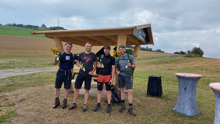 Wanderer an Sitzgruppe Biermannkreuzung_Foto TVE_Birgit Knöbel.jpg