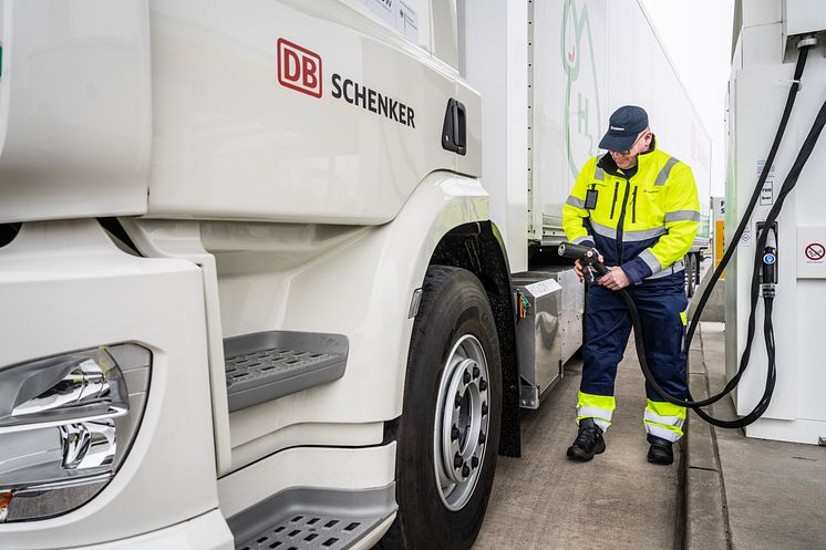 DB-Schenker_H2_Truck_C4