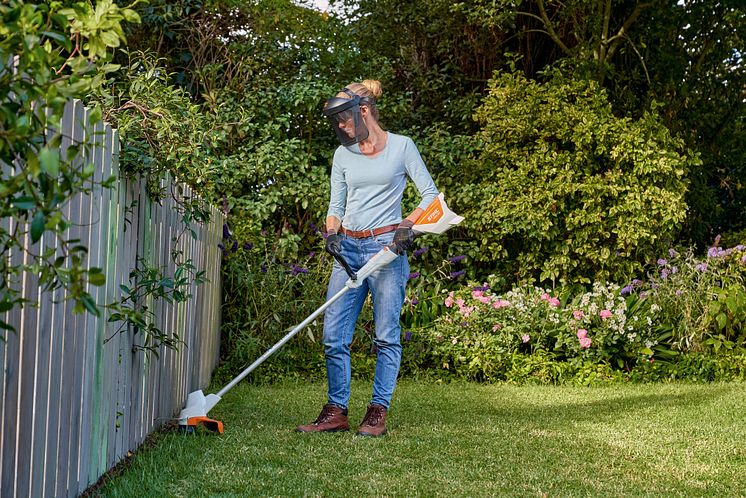 I tillegg til regelmessig vanning, burde gresspleie inkludere trimming. av kanter. En batteridrevet gresstrimmer er nyttig, og kan brukes uten hørselvern