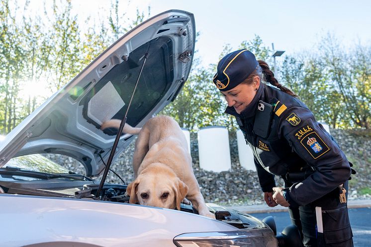 Max söker igenom ett fordon. Med Frida Hessbo. Foto André de Loisted